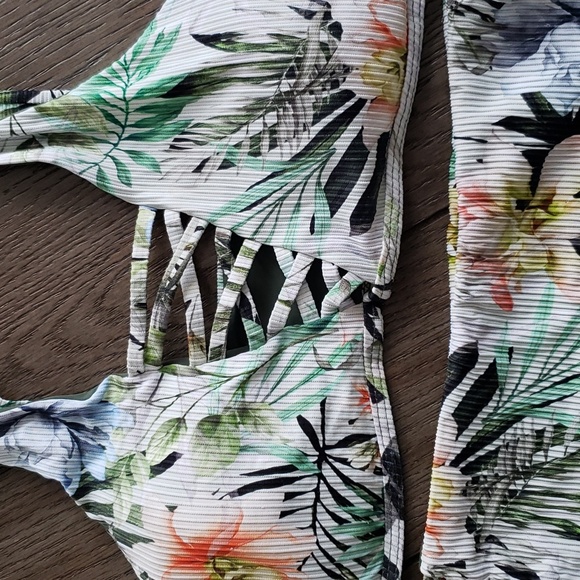 Floral bikini - Picture 3 of 4